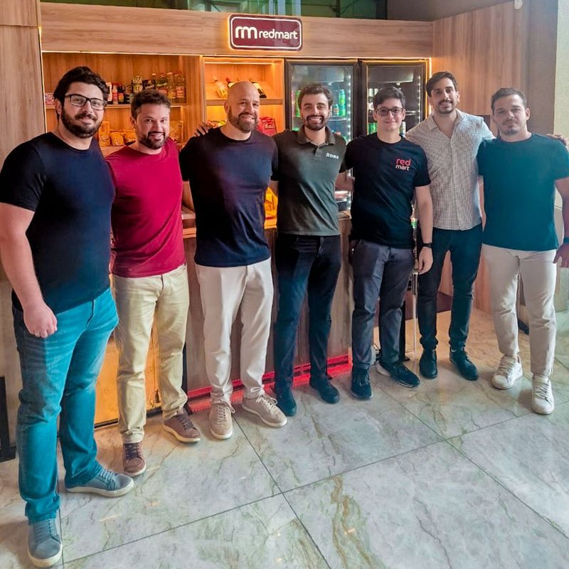 Guilherme com a equipe da Redmart